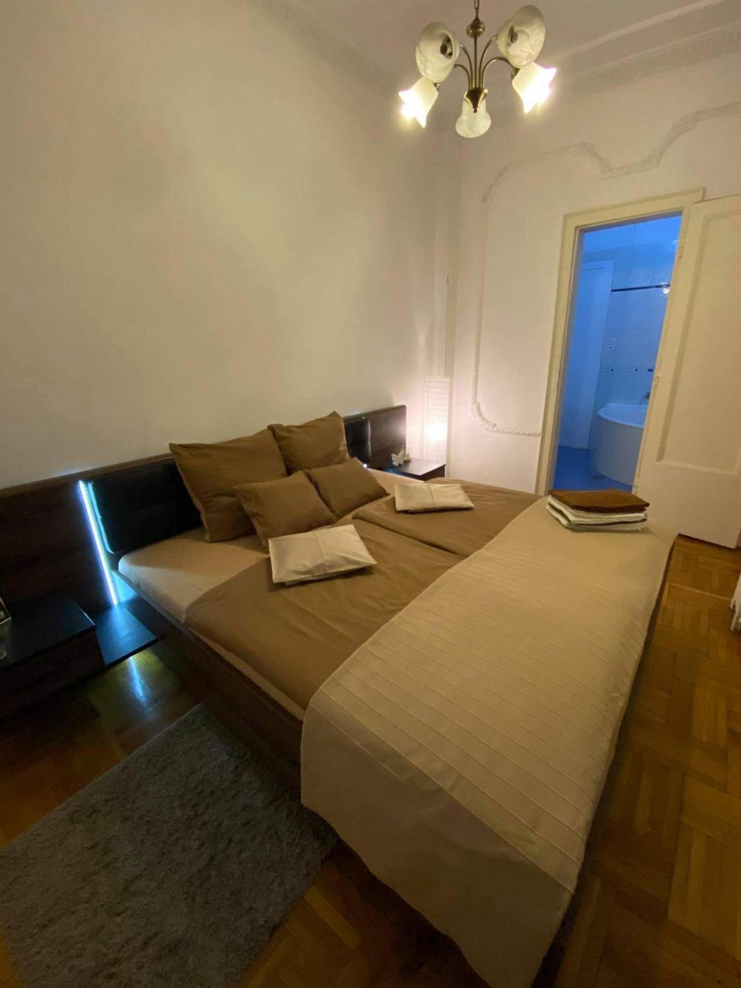 & And Center Апартаменти *